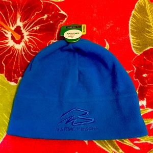 I am selling a new hat.